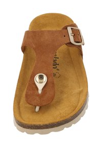Sandale en suède marron avec un entre-doigt et une boucle réglable, dotée d'un semelle de pied texturée couleur tan et d'une semelle légère et flexible.