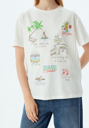 Weißes T-Shirt mit bunten, sommerlichen Illustrationen, darunter Palmen, Segelboot, Hotel, Strandball und Getränk mit Texten wie „Endless Summer“ und „Good Vibes.“