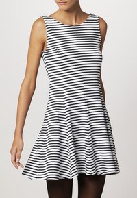 Sukienka bez rękawów z dopasowanym gorsetem i rozkloszowanym dołem, z charakterystycznymi na przemian czarnymi i białymi poziomymi paskami. Gładka tekstura materiału.