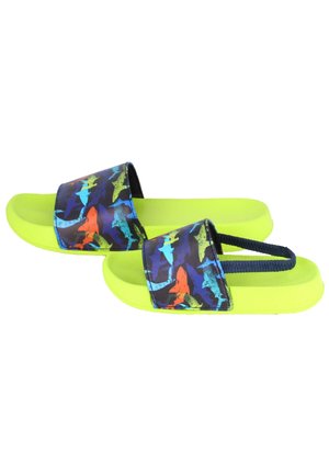 Lyse gule sandaler med brede stropper med farverige hajmønstre og en elastisk bagrem på den ene sko for en sikker pasform.