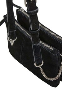 Czarna zamszowa torba na ramię z dwoma zamykanymi na zamek przegrodami, gładkimi skórzanymi paskami, srebrnymi metalowymi elementami i ozdobnym łańcuchem.