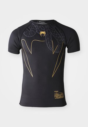 Schwarz Sportshirt mit kurzen Ärmeln, das goldene und dunkelgraue, von Schlangen inspirierte Grafiken sowie ein kleines Logo am Saum aufweist.