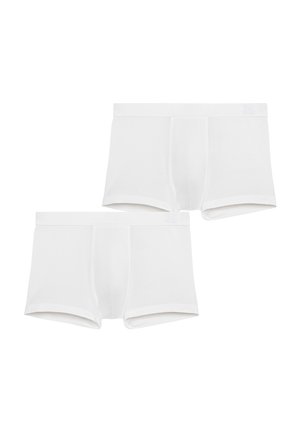 Hvide bomuldsboxershorts med en tætsiddende design, glat tekstur og en let strækning, præsenteret på en mandlig model, der står barfodet.