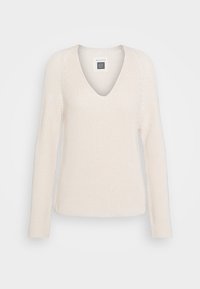 Pull blanc en maille à manches longues avec col en V, texture côtelée et étiquette moderne de produit biologique à l'intérieur du col.