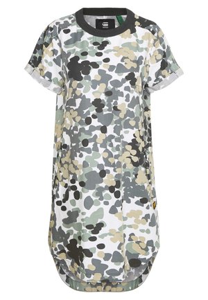 Kortærmet kjole med rund sort krave og abstrakt camouflagemønster i grøn, beige, grå og sort på hvid baggrund.