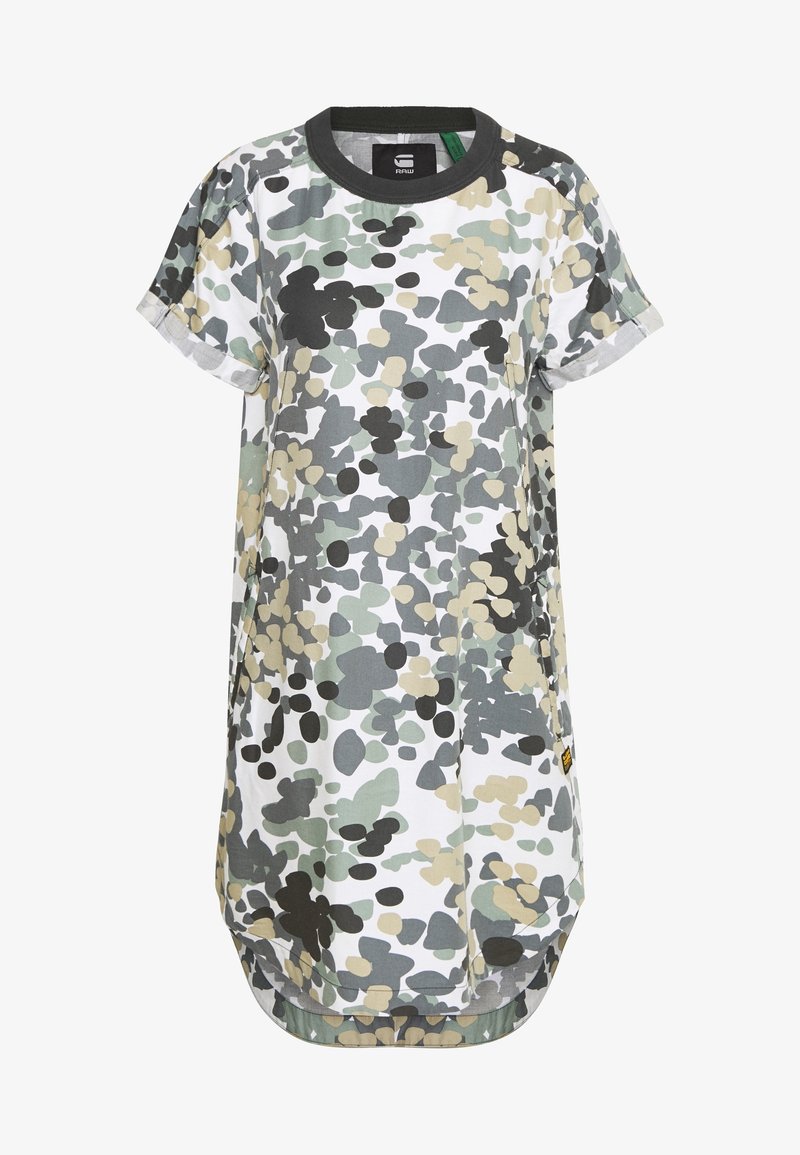 Robe à manches courtes avec col noir arrondi et imprimé camouflage abstrait en vert, beige, gris et noir sur fond blanc.