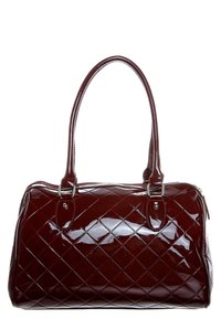 Sac à main en cuir verni bordeaux matelassé avec deux poignées solides et quincaillerie argentée. Il présente une fermeture éclair et une texture en motif diamant.