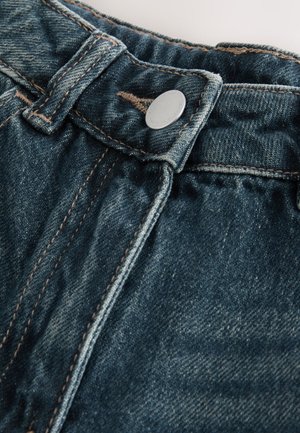 Pantalones cortos de mezclilla azul oscuro con cierre de botón metálico, detalles de costuras visibles y un diseño de cintura relajada. Superficie texturizada con efecto lavado.