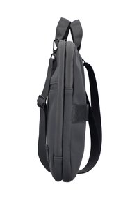 Schwarzer, schlanker Rucksack aus strapazierfähigem Material, mit verstellbaren Tragegurten, doppelten Reißverschlussfächern und einer strukturierten Oberfläche.