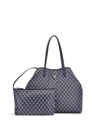 Zwei blau-grau gemusterte Guess-Taschen, eine große Tote mit doppelten Griffen und ein kleines, mit Reißverschluss verschlossenes Täschchen mit Handgelenkschlaufe.