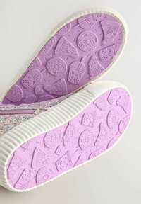 Sole in gomma viola con motivi testurizzati di pizza, ciambelle e bevande; pareti laterali bianche a righe; parte superiore glitterata argentata con dettaglio della cerniera.