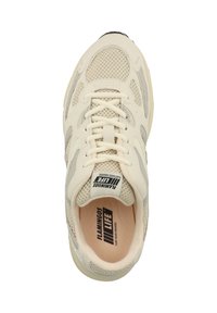 Beige Sportschuh mit einem Mesh-Obermaterial, strukturierten Einsätzen und weißen Schnürsenkeln. Mit einem Logo auf der Zunge und einer Gummisohle.