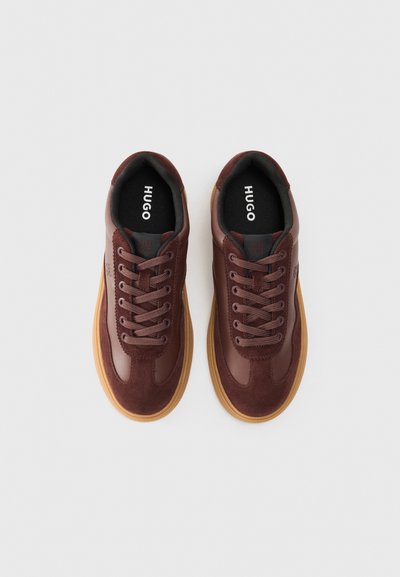Baskets en cuir et daim marron avec bout rond, design à lacets et semelle en caoutchouc. La semelle intérieure arbore le logo "HUGO".