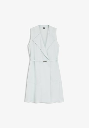 Hihaton valkoinen bleiserimekko, jossa leveät kaulukset ja ohut vyö, jonka vyötäröllä on pieni metallinen solki.