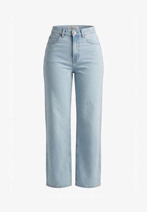 Jeans azul claro de talle alto y pierna recta con botón frontal, cierre de cremallera y bolsillos delanteros y traseros sobre un fondo blanco.