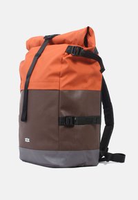 Rucksack mit Rollverschluss in Orange und Braun, aus strapazierfähigem Stoff gefertigt, verfügt über seitliche Schnallen, verstellbare Träger und einen grauen unteren Abschnitt.