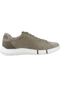 Graue Wildledersneaker mit weißer Gummisohle, Schnürverschluss und einem strukturierten braunen Akzent an der Ferse. Schlichtes Design mit glatter Oberfläche.