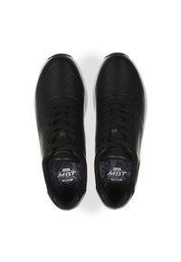 Czarne buty sportowe z gładkiego syntetycznego materiału, z otworami wentylacyjnymi w okolicy palców oraz czarnymi sznurowadłami. Posiadają wyściełaną wkładkę z logo marki.