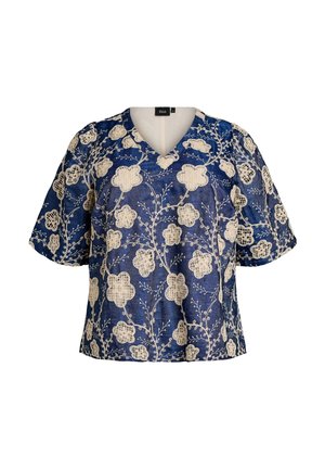 Modrá krátká halenka s krémovým květinovým krajkovým vzorem a výstřihem do V, zobrazena na bílém pozadí.