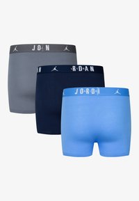 Drei Paar Herren-Boxershorts in Grau, Marineblau und Hellblau. Jede hat einen bedruckten elastischen Bund und einen glatten, dehnbaren Stoff.
