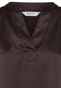 Blouse en satin brun foncé avec un décolleté en V et des détails de coutures visibles près du col, montrant une étiquette de vêtement à l'intérieur de l'encolure.