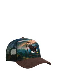Casquette de baseball avec une visière marron, un dos en maille verte, un motif de paysage forestier et un aigle en vol brodé avec le texte « FREEDOM » sur le panneau avant.