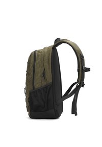 Zaino verde oliva con texture trapuntata, tasca laterale in rete nera, spallacci regolabili e design affusolato. Chiusura con zip nella parte anteriore.