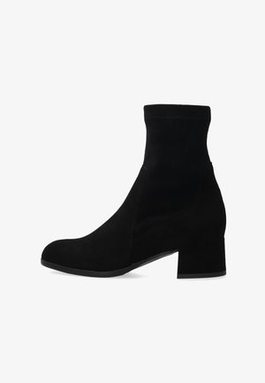 Schwarze Wildleder-Stiefelette mit runder Spitze, elastischem Obermaterial und Blockabsatz. Schlichtes Design ohne Verzierungen oder Muster.