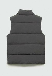 Šedá bezrukávová prošívaná vesta s vysokým límcem, prošívaným designem a horizontálním vzorem švů. Měkká, matná textura bez kapes.