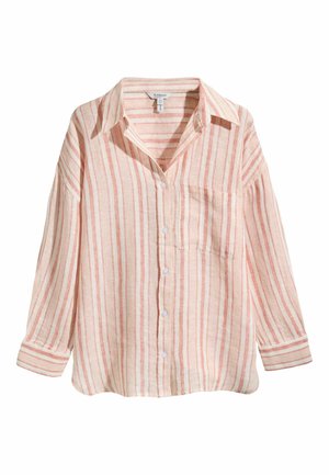 Svetloružová a biela košeľa s dlhým rukávom na gombíky, s vertikálnymi pruhmi, golierom a jedným náprsným vreckom na jednofarebnom pozadí.