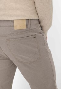 BRAX STYLE CHUCK - Stoffhose - stone