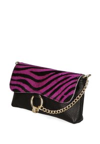 Borsa a pochette con una patta a strisce zebra viola e nera, pelliccia con texture e corpo in pelle nera, dotata di una catena dorata e hardware circolare.