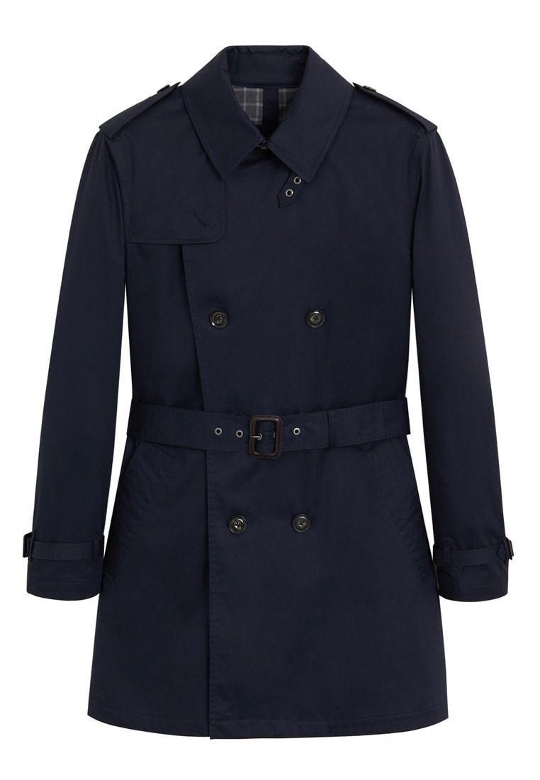 Granatowy dwurzędowy płaszcz trencz z zapinanym na guziki paskiem, naramiennikami i regulowanymi paskami na mankietach, z klasycznym kołnierzem.