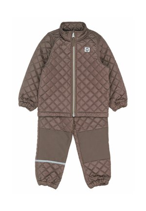 Set de geacă matlasată maro pentru copii și pantaloni, cu fermoar frontal complet, manșete elastice și petice întărite la genunchi, cu bandă reflectorizantă pe pantaloni.