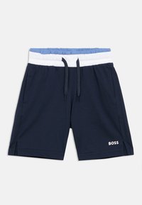 Σορτς ναυτικού μπλε με ελαστική μέση σε ανοιχτό μπλε και άσπρο χρώμα, κορδόνι, πλαϊνές τσέπες και μικρό λευκό λογότυπο "BOSS" στο κάτω αριστερό πόδι.