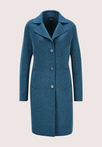 Lang tealblauwe wollen jas met brede revers, drie voorknopen en twee zijzakken.