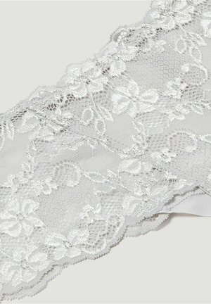 Tissu en dentelle blanche avec des motifs floraux, présentant des détails fins et une texture douce. Les bords sont festonnés et lisses.