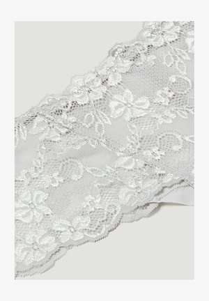 Valkoinen pitsikangas, jossa on kukkakuvioita, hienovaraisilla yksityiskohdilla ja pehmeällä tekstuurilla. Reunat ovat aaltoilevat ja sileät.