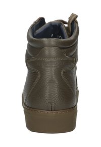 Bruine leren high-top sneaker met een textuur oppervlakte, gewatteerde kraag en logo detail op de hak. Rubberzool met een stevige grip.