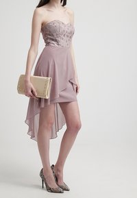 Bezramínková fialová šaty s vyšívaným živůtkem a vrstveným šifonovým lemem. Doplněná béžovou kabelkou a lodičkami s leopardím potiskem.