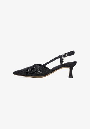 Slingback nero intrecciato con punta appuntita, tacco basso a gattino e cinturino regolabile alla caviglia con un piccolo ciondolo argentato.