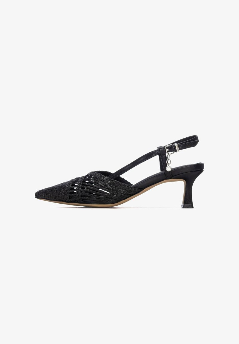 Zwarte geweven slingback met spitse neus, lage kittenhak en verstelbare enkelriem met een klein zilveren bedeltje.