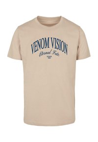 Gaišās krāsas kokvilnas T-krekls ar īsām piedurknēm, ar zilu drukātu grafiku, uz kuras rakstīts "VENOM VISION Eternal Fate." Klasisks apaļais kakla izgriezums.