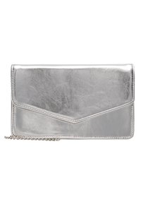 Srebrna torebka kopertówka z syntetycznej skóry o gładkiej fakturze, z charakterystycznym kształtem koperty, metalicznym połyskiem i odpinanym łańcuchowym paskiem.