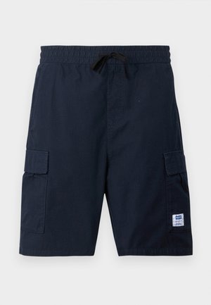 Marineblauwe cargoshorts met elastische tailleband, zwart koord, klepzakken aan beide zijden en een klein wit merklipje op de rechterzak.
