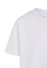 Balta kokvilnas t-kreklu ar īsām piedurknēm, apaļu kakla izgriezumu, mīkstu tekstūru un tīru, bez rotājumiem dizainu. Redzami šuvju sīki elementi.