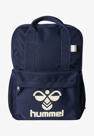 Navyblauwe rugzak van duurzaam materiaal, met een voorvak, mesh zijvakken en een wit "hummel" logo op de voorkant.