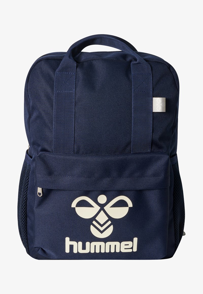 Navyblauwe rugzak van duurzaam materiaal, met een voorvak, mesh zijvakken en een wit "hummel" logo op de voorkant.