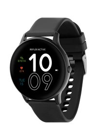 Orologio smart nero con quadrante rotondo, display digitale che mostra l'ora e le statistiche di fitness, cinturino in silicone e un accento hardware argentato.