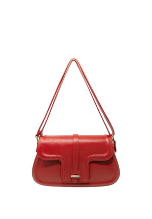 Borsa a tracolla in pelle rossa con chiusura a pattina e tracolla singola, fibbia rettangolare in tono oro, finitura texture, bordi rettangolari curvi.